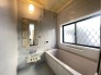 浴室は湿気がたまりやすく、換気扇だけでは心配。窓をあければお風呂がカラっと乾きます。
