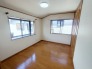 住宅街の２階南向きのお部屋、日当たりはご覧のとおり良好です。
