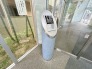 落ち着いた雰囲気のエントランス。オートロック式で防犯面にも配慮がなされ、宅配ボックスも備わっています。
