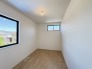 今からここを誰のお部屋にしようか、そんな洋室。大きさは５帖です。
