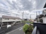 あたりには住宅を中心とした建物が広がります。
