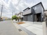 駐車が苦手な方にも嬉しい、前面６ｍ道路に面した住まい。
