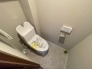 新しくお住まいになる方のことを考えて、トイレも新品に交換しました。
