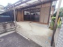 空の広がりを感じられる開放的な平屋。街並みに馴染む落ち着いた外観が、心地よい生活の拠点となります。
