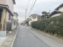 幅員の狭い道ですが、車通りの少ない住宅街に立地してます。
