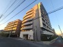 穏やかな夕陽が建物を包み込む、落ち着いた住まい。