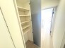 廊下に収納スペースがあります。