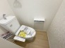 トイレはやっぱり白が１番落ち着きますね。もちろん衛生面でも嬉しいウォシュレット機能付きです。

