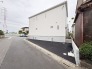 すっきりと洗練された外観が印象的です。駐車スペースがしっかりと確保されており、日々の利便性が高まります。
