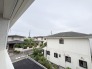 住宅街の中の一戸建て、あたりはほとんど住宅です。
