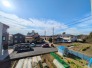 視界を遮るもののない広々とした空が広がり、日々の暮らしに心地よい開放感をもたらしてくれます。
