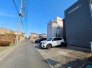 幅員の狭い道ですが、車通りの少ない住宅街に立地してます。

