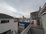 住宅街の中の一戸建て、あたりはほとんど住宅です。
