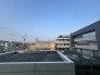 澄み切った空の下、静かな日常がここにある。
