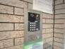 落ち着いた雰囲気のエントランス。オートロック式で防犯面にも配慮がなされ、宅配ボックスも備わっています。
