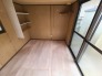 窓から自然な光が入り、心地よい空間が広がります。