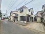 穏やかな街並みに調和する、温かみのある佇まい