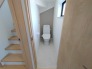 新しくお住まいになる方のことを考えて、トイレも新品に交換しました。
