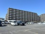 最寄り駅まで徒歩１０分の近さ。 忙しい朝が助かる立地、 暮らしにゆとりが生まれます。
