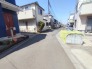 幅員の狭い道ですが、車通りの少ない住宅街に立地してます。
