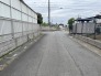 幅員の狭い道ですが、車通りの少ない住宅街に立地してます。
