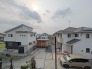 前面の住まいとの距離感があるから、圧迫感を感じません。
