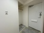 玄関横に収納付き、雨具や三輪車を置いても余裕の広さ。
