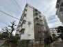 落ち着いた色味と整ったフォルムが街並みに美しく調和しています。
