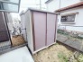 そんなに大きくはないけれど、お庭が持てるのが持家の魅力。物置はあると便利ですね。
