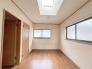 今からここを誰のお部屋にしようか、そんな洋室。大きさは６帖です。
