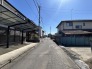幅員の狭い道ですが、車通りの少ない住宅街に立地してます。
