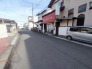 駐車が苦手な方にも嬉しい、前面６ｍ道路に面した住まい。
