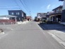 駐車が苦手な方にも嬉しい、前面６ｍ道路に面した住まい。
