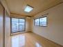 住宅街の２階南向きのお部屋、日当たりはご覧のとおり良好です。
