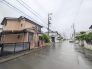 住民の方が主に利用する交通量少なめの道路に面してます。
