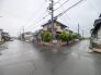 角地につき、開放感に恵まれる住居がここに。
