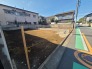清々しい空の下、新たな始まりを予感させる整地された土地。