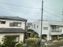 住宅街の中の一戸建て、あたりはほとんど住宅です。

