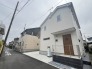 幅員の狭い道ですが、車通りの少ない住宅街に立地してます。
