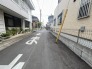 幅員こそやや狭くても、その分交通量が少なくて安心。
