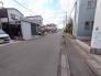 住民の方が主に利用する交通量少なめの道路に面してます。
