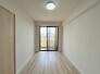 大事な日当たりは、大きな窓から。誰のお部屋にしましょう。
