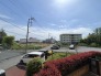 前面の住まいとの距離感があるから、圧迫感を感じません。
