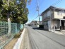 住民の方が主に利用する交通量少なめの道路に面してます。
角地で6ｍ×6ｍで開放的で陽当たりも良いです。