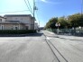 道路は６ｍになると駐車の際の停めやすさがかなり違ってきます。
現地は角地になりますので陽当たりや風通しも良いです。
