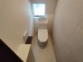 ウォシュレット機能付き。憩いの場としてひそかに注目度の高いお手洗いにもご注目ください。
