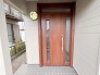 すっきりとしたエントランスが明るい表情を見せ、住まいの第一印象を心地よく整えています。
