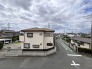 主に二階建てが中心の住宅街。近隣の屋根を高さを見ても、こちらの家と同じくらい。
