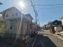 日差しが穏やかに注ぐ、整然とした街並み。