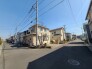 青空広がる穏やかな住宅街、心地よい風が通り抜けます。